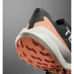 Outlet Chaussures de trail Terrex Agravic Speed W Core Black Grey One Amber Tint Femme Chaussures Trail Femme