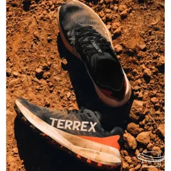 Outlet Chaussures de trail Terrex Agravic Speed W Core Black Grey One Amber Tint Femme Chaussures Trail Femme